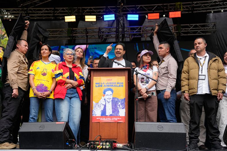El candidato presidencial de la coalición Pacto Histórico, Iván Cepeda, se dirige a sus seguidores en un mitin de campaña en Bogotá, Colombia, el sábado 13 de junio de 2026. (AP Foto/Fernando Vergara)
