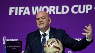 ARCHIVO - El presidente de la FIFA, Gianni Infantino, gesticula durante una conferencia de prensa en el Mundial en Doha, Qatar, el 16 de diciembre de 2022. (AP Foto/Martin Meissner, archivo)