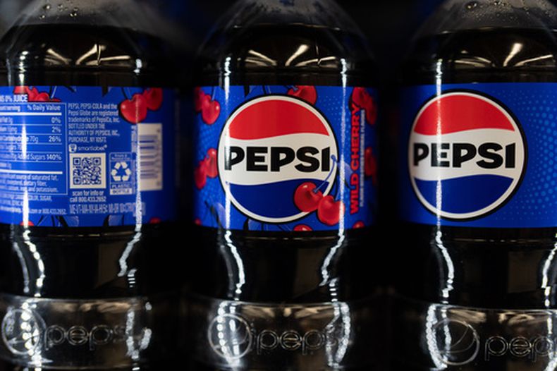 Botellas de Pepsi en un supermercado en Portland, Oregon, el 6 de enero del 2026. (AP foto/Jenny Kane)