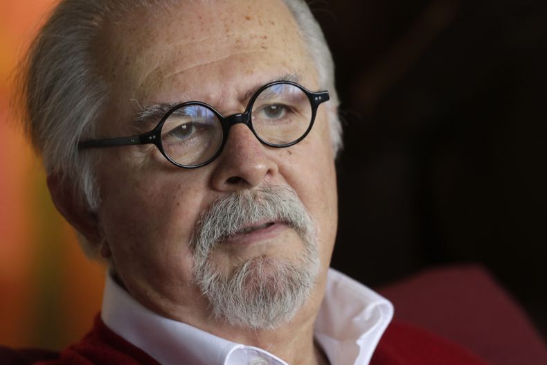 ARCHIVO - El artista colombiano Fernando Botero da una entrevista en Nueva York, el 30 de octubre de 2013. Los restos de Botero serán llevados a Colombia, donde recibirán homenajes de cuerpo presente, antes de que sea sepultado en Italia, dijo uno de sus hijos el 18 de septiembre de 2023. Botero falleció el 15 de septiembre a los 91 años. (AP Foto/Mark Lennihan, archivo)