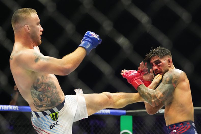Ilia Topuria, a la derecha, pelea contra Justin Gaethje durante el evento UFC Freedom 250 en el jardín sur de la Casa Blanca, el lunes 15 de junio de 2026, en Washington. (Foto AP/Alex Brandon)