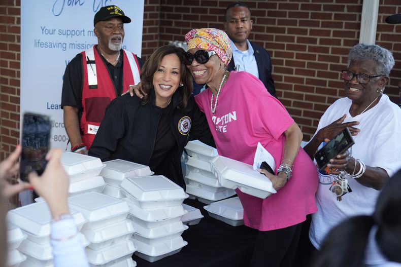 La vicepresidenta Kamala Harris, candidata demócrata a la presidencia, posa para una fotografía mientras ayuda a distribuir alimentos con la Cruz Roja estadounidense en el Centro Comunitario Henry Brigham, el miércoles 2 de octubre de 2024, en Augusta, Georgia. (AP Foto/Carolyn Kaster)