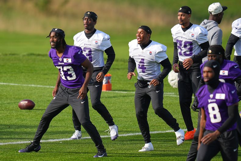 Los receptores abiertos de los Vikings de Minnesota, Myles Price (4) y Jordan Addison (3), segundo por la izquierda, y el corredor Aaron Jones (33), entrenan durante la práctica de fútbol americano de la NFL en Hanbury Manor en Ware, Inglaterra, el miércoles 1 de octubre de 2025. Los Vikings jugarán contra los Browns de Cleveland en Londres el domingo. (AP Photo/Kirsty Wigglesworth)