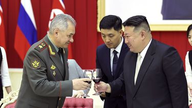 ARCHIVO - En esta fotografía proporcionada por el gobierno norcoreano, su líder Kim Jong Un, derecha, brinda con el ministro de Defensa ruso Sergei Shoigu, izquierda, en un banquete en Pyongyang, Corea del Norte, el 27 de julio de 2023. (Agencia de Noticias Central Coreana/Servicio de Noticias Coreano vía AP, archivo)
