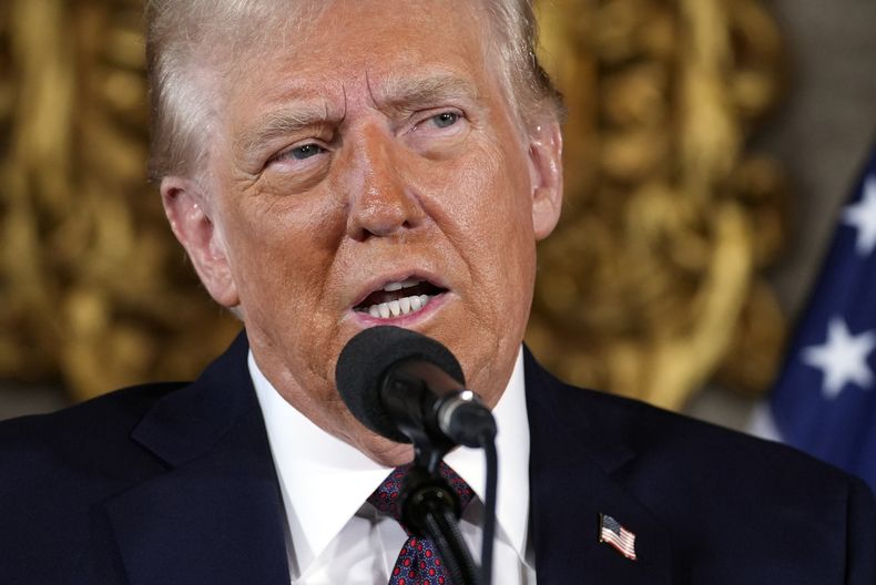 El presidente electo de Estados Unidos, Donald Trumo, ofrece una conferencian de prensa en Palm Beach, Florida, el 7 de enero de 2025. (AP Foto/Evan Vucci)