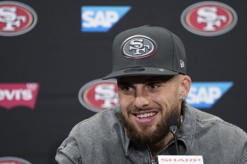 ARCHIVO - Foto del 26 de abril del 2024, el receptor de los 49ers de San Francisco Ricky Pearsall, elegido en el pasado Draft, habla en conferencia de prensa. El domingo primero de septiembre del 2024, Pearsall se encuentra estable tras recibir un disparo en el pecho el sábado. (AP Foto/Godofredo A. Vásquez, Archivo)
