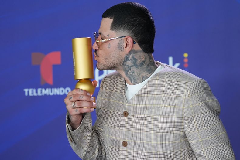 Kapo besa su premio al mejor álbum pop en los Premios Billboard de la Música Latina el jueves 23 de octubre de 2025, en Miami. (Foto AP/Marta Lavandier)