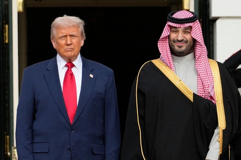 ARCHIVO - El presidente de EEUU, Donald Trump, junto al príncipe heredero de Arabia Saudí, Mohammed bin Salman, en la Casa Blanca, en Washington, el 18 de noviembre de 2025. (AP Foto/Mark Schiefelbein/Archivo)