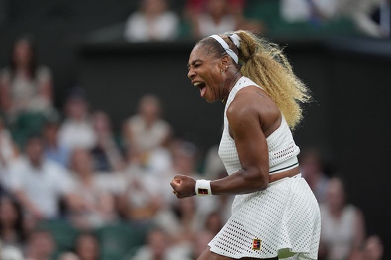 Serena Williams celebra tras ganar un punto Maya Joint en la primera ronda del torneo de Wimbledon, el martes 30 de junio de 2026, en Londres. (AP Foto/Maja Smiejkowska)