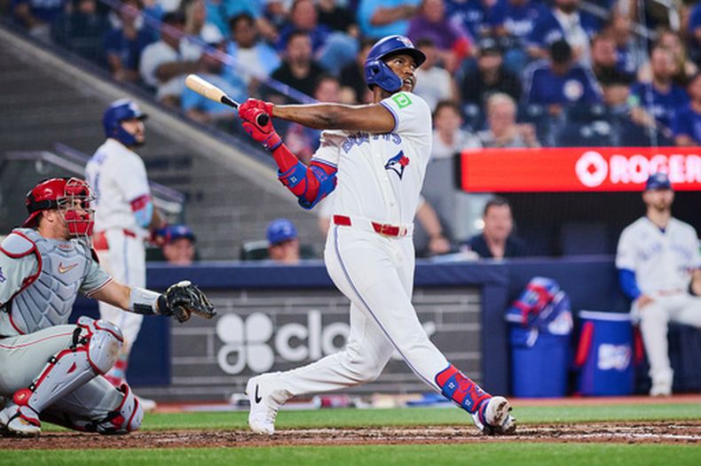 Jesús Sánchez, de los Azulejos de Toronto, conecta un jonrón durante la sexta entrada de un partido de béisbol contra los Filis de Filadelfia, en Toronto, el martes 9 de junio de 2026. (Sammy Kogan/The Canadian Press vía AP)