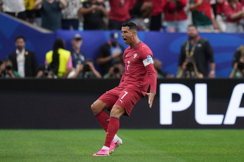 El astro portugués Cristiano Ronaldo celebra tras anotar un gol contra Uzbekistán por el Grupo K del Mundial, el martes 23 de junio de 2026, en Houston. (AP Foto/Eric Gay)
