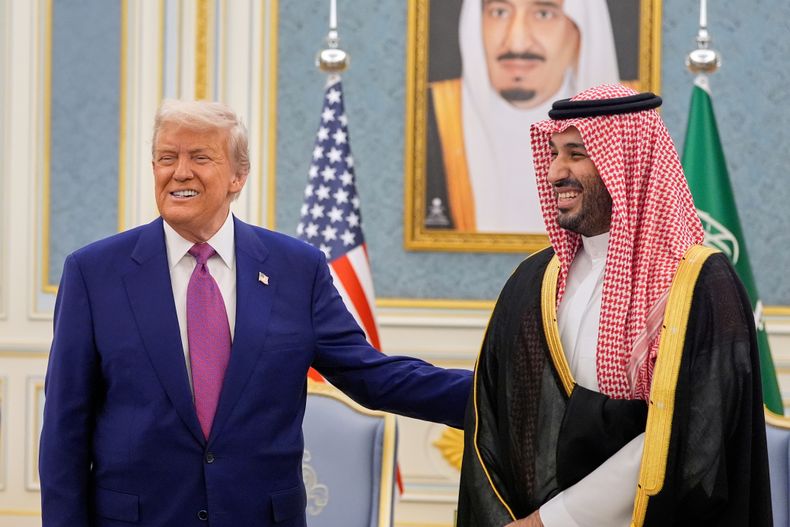 El presidente Donald Trump y el príncipe heredero saudí Mohammed bin Salman se reúnen en el Palacio Real, en Arabia Saudí, el 13 de mayo de 2025. (AP Foto/Alex Brandon, Archivo)