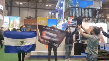exiliados protestan frente al stand del regimen cubano en feria internacional de turismo de madrid