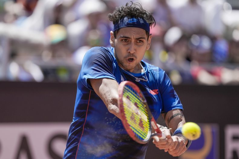 Alejandro Tabilo devuelve ante Karen Khachanov en el Abierto de Italia, el martes 14 de mayo de 2024, en Roma. (AP Foto/Andrew Medichini)