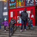 ARCHIVO – Varios niños y sus tutores salen de la escuela P.S. 64 en el vecindario de East Village, en Manhattan, el martes 21 de diciembre de 2021, en Nueva York. (AP Foto/Brittainy Newman, Archivo)