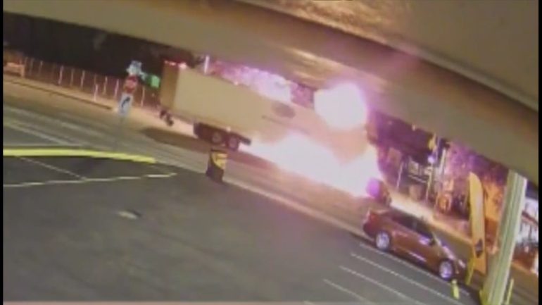 Captado en Cámara: auto Nissan se estrella contra un camión y termina envuelto en llamas