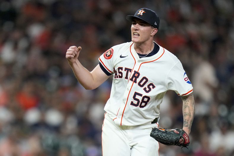 Hunter Brown, abridor de los Astros de Houston, festeja tras conseguir un ponche ante Nolan Jones, de los Rockies de Colorado, para poner fin a la parte alta del sexto inning, el martes 25 de junio de 2024 (AP Foto/Eric Christian Smith)