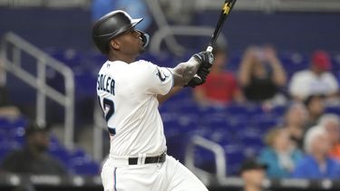 el cubano soler sigue encendido y define victoria de marlins 4-3 sobre gigantes