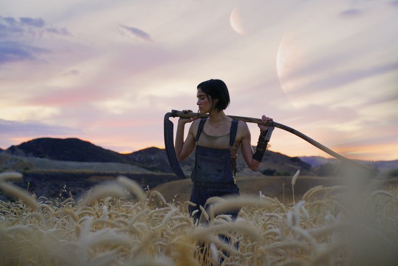 En esta imagen proporcionada por Netflix, Sofia Boutella en una escena de Rebel Moon: Part One - A Child of Fire. (Clay Enos/Netflix vía AP)