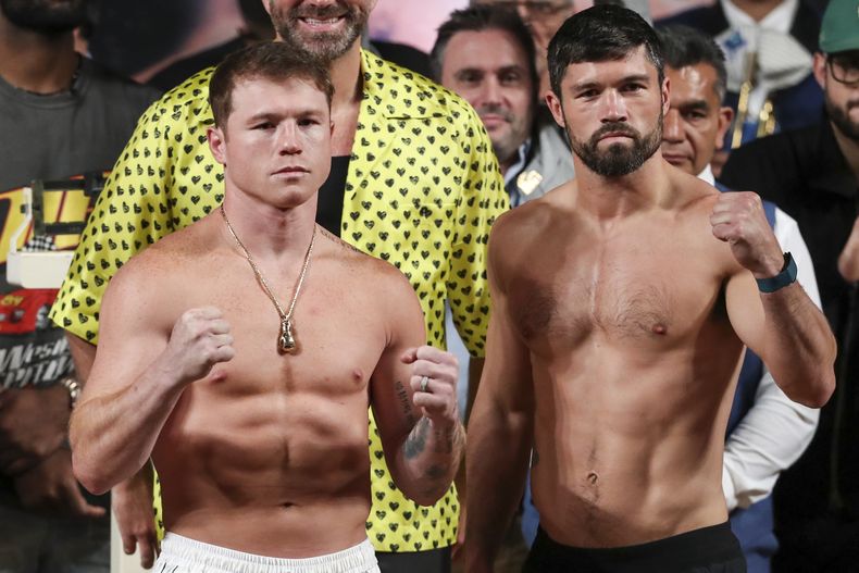 El mexicano Saúl Canelo Álvarez y el británico John Ryder posan para la foto durante la ceremonia de pesaje del viernes 5 de mayo de 2023, en Guadalajara (AP Foto/Refugio Ruiz)