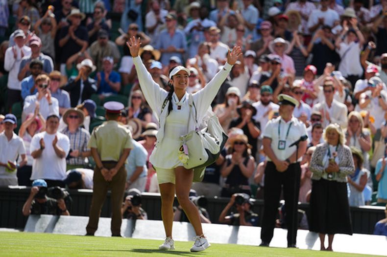 La filipina Alexandra Eala saluda a la afición al salir del encuentro en la cuarta ronda de Wimbledon tras perder con la italiana Jasmine Paolini el lunes 6 de julio del 2026. (AP Fhoto/Kirsty Wigglesworth)