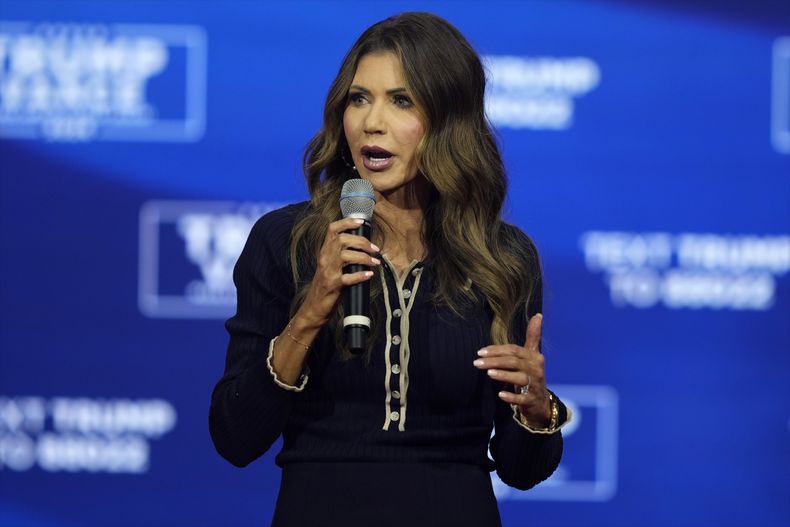 La gobernadora de Dakota del Sur Kristi Noem en un evento de campaña del entonces candidato Donald Trump en Oaks, Pensilvania, el 14 de octubre del 2024. (AP foto/Matt Rourke)