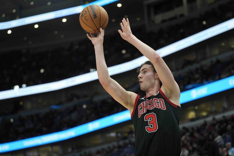Josh Giddey, de los Bulls de Chicago, encesta un triple durante la segunda mitad del juego de baloncesto de la NBA en contra de los Hornets de Charlotte, el viernes 13 de diciembre de 2024, en Chicago. (AP Foto/Erin Hooley)