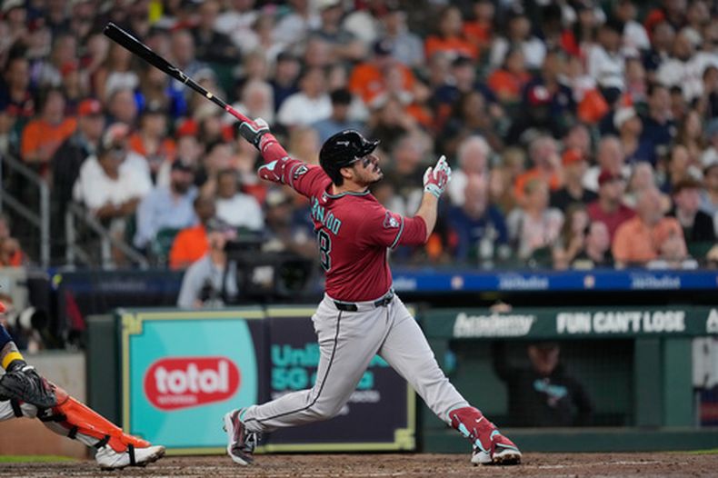 Nolan Arenado, de los Arizona Diamondbacks, conecta un jonrón de dos carreras contra los Houston Astros durante la tercera entrada de un partido de béisbol el domingo 6 de septiembre de 2026, en Houston. (Foto AP/David J. Phillip)