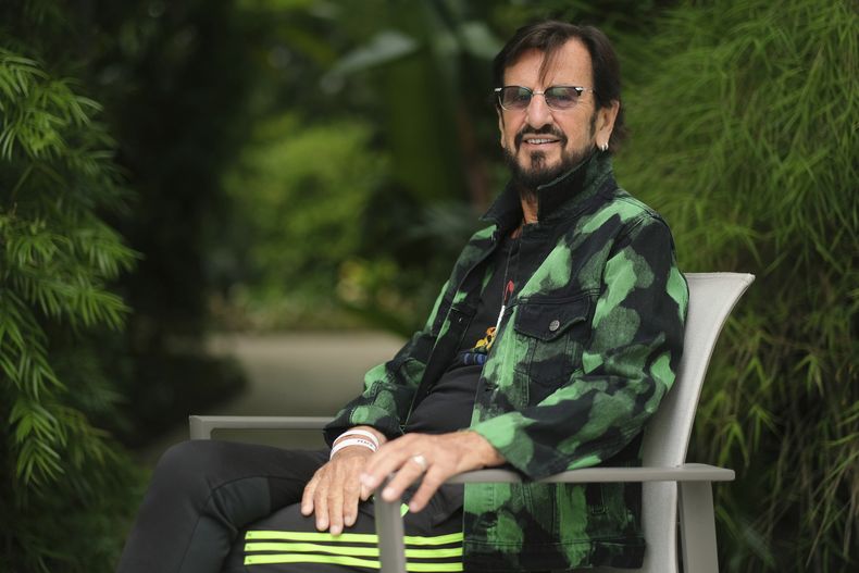 Ringo Starr posa para un retrato el 5 de septiembre de 2023, en el Hotel Sunset Marquis en West Hollywood, California, para promover su EP Rewind Forward que será lanzado el 13 de octubre. (Foto AP/Chris Pizzello)