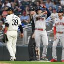 Alex Verdugo, centro, de los Medias Rojas de Boston, celebra después de batear un sencillo productor a un costado del primera base de los Mellizos de Minnesota, Donovan Solano (39) y el coach de primera base de Boston, Kyle Hudson, durante la octava entrada del juego de béisbol, el lunes 19 de junio de 2023, en Minneapolis. (AP Foto/Craig Lassig)