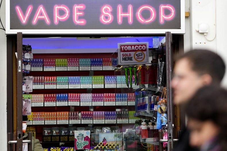 Unas personas pasan frente a una tienda de vapeadores en Londres, el 29 de enero de 2024. (AP Foto/Kirsty Wigglesworth, Archivo)