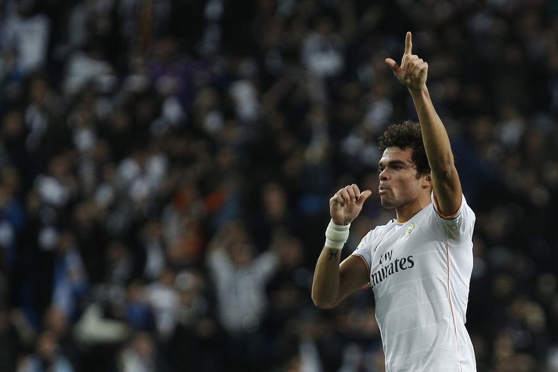 El jugador de Real Madrid, Pepe, festeja un gol contra Atl&eacute;tico de Madrid en la Copa del Rey el mi&eacute;rcoles, 5 de febrero de 2014, en Madrid. (AP Photo/Gabriel Pecot)