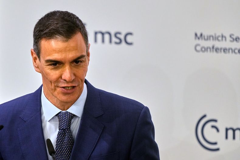 El presidente del gobierno español, Pedro Sánchez, habla durante una mesa redonda en la Conferencia de Seguridad de Múnich, Alemania, el sábado 14 de febrero de 2026. (AP Foto/Michael Probst)