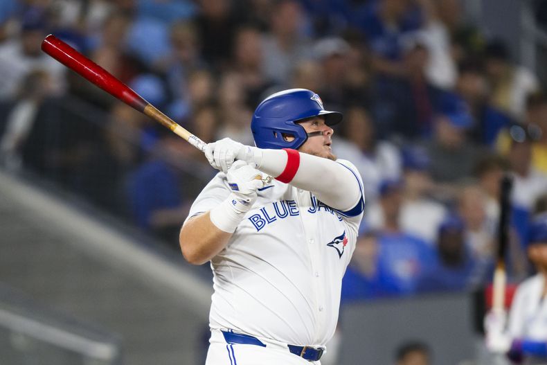 El bateador designado de los Azulejos de Toronto, Daniel Vogelbach pega un doble de dos carreras en la quinta entrada del juego de béisbol ante los Piratas de Pittsburgh en Toronto, el domingo 2 de junio de 2024. (Christopher Katsarov/The Canadian Press via AP)