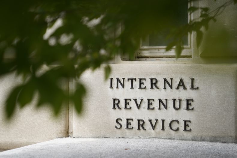 ARCHIVO - Un letrero del Servicio Interno de Impuestos en un edificio el 4 de mayo de 2021, en Washington. (AP Foto/Patrick Semansky, Archivo)