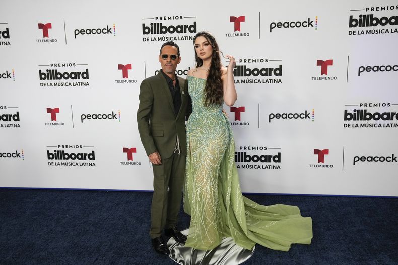 Marc Anthony y su esposa Nadia Ferreira llegan a los Premios Billboard de la Música Latina el jueves 5 de octubre de 2023, en Coral Gables, Florida. (Foto AP/Rebecca Blackwell)