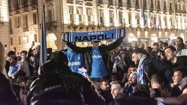 Los aficionados del Napoli celebran el jueves 4 de mayo en Napoles después de que el equipo confirmara la obtención del título de la Serie A. (Matteo Secci/LaPresse via AP)