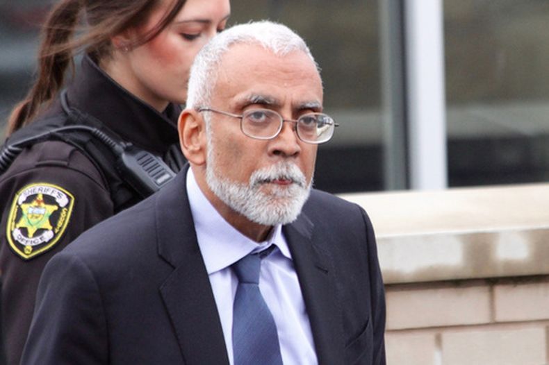 Subramanyam Vedam, cuya sentencia por homicidio fue anulada después de cuatro décadas en prisión, camina frente al Palacio de Justicia del condado Centre, el 6 de febrero de 2025, en Bellefonte, Pensilvania (Geoff Rushton/StateCollege.com vía AP, Archivo)