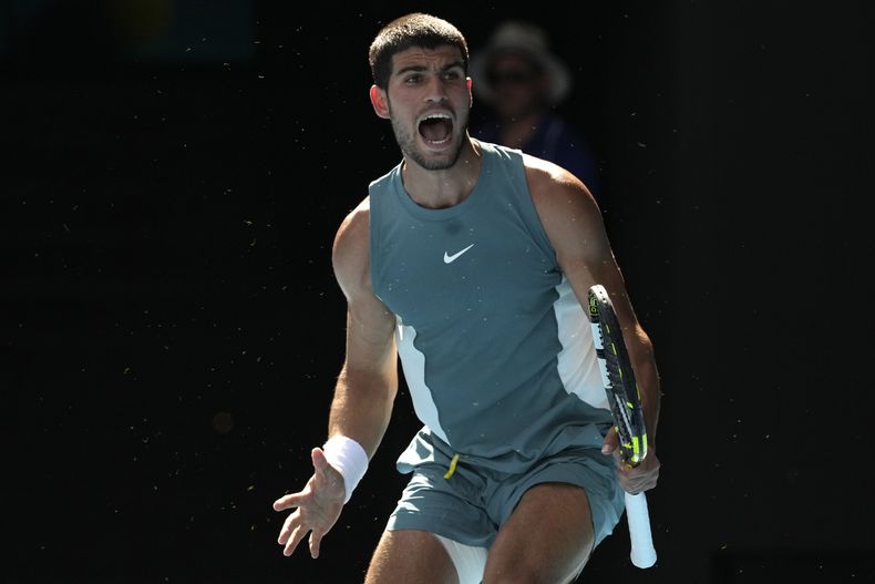 Carlos Alcaraz durante el partido contra Jack Draper en el Abierto de Australia, el domingo 19 de enero de 2025, en Melbourne. (AP Foto/Mark Baker)