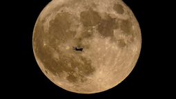 ARCHIVO - Un avión pasa frente a una superluna, el 13 de julio de 2022, en Milwaukee. (AP Foto/Morry Gash, Archivo)