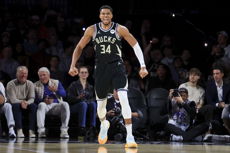 El alero de los Bucks de Milwaukee, Giannis Antetokounmpo (34), celebra después de hacer una canasta durante la primera mitad de un partido de semifinales contra los Hawks de Atlanta en la NBA Cup, el sábado 14 de diciembre de 2024, en Las Vegas. (AP Foto/Ian Maule)