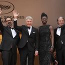Phoebe Waller-Bridge, de izquierda a derecha, el director James Mangold, Harrison Ford, Shaunette Renee Wilson y Mads Mikkelsen posan a su llegada al estreno de la película Indiana Jones and the Dial of Destiny en la 76a edición del festival internacional de cine de Cannes, en el sur de Francia, el jueves 18 de mayo de 2023. (Foto Scott Garfitt/Invision/AP)