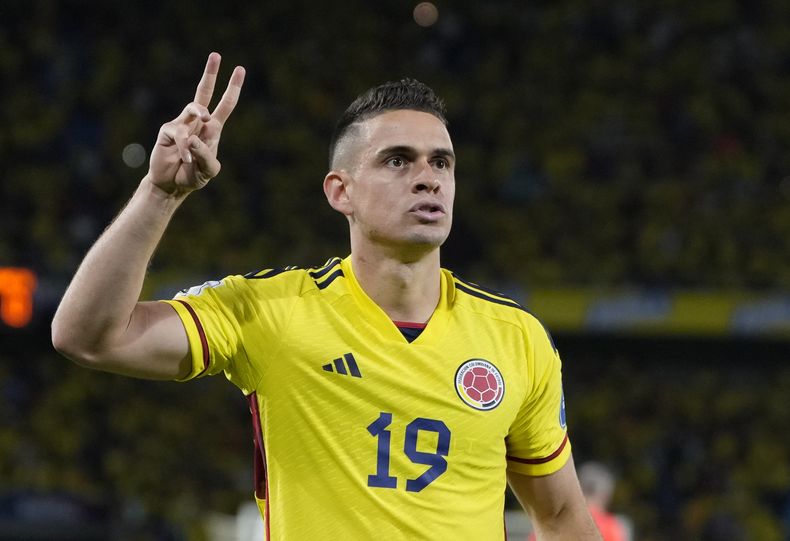 Rafael Santos Borré festeja tras anotar el gol con el que Colombia venció 1-0 a Venezuela en la eliminatoria al Mundial, el jueves 7 de septiembre de 2023, en Barranquilla. (AP Foto/Ricardo Mazalán)