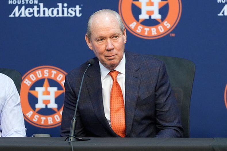 ARCHIVO - El dueño de los Astros de Houston, Jim Crane, habla en una conferencia de prensa el lunes 5 de enero de 2026 (AP Foto/Ashley Landis, archivo)