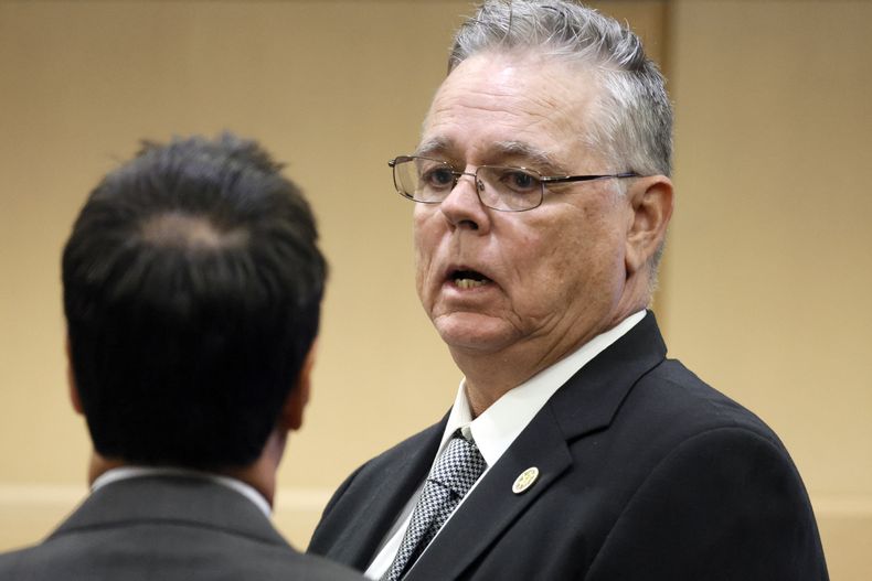 Scot Peterson, un policía que estaba presente cuando ocurrió la masacre de Parkland en Florida, habla con su abogado Mark Eiglarsh en el tribunal de Fort Lauderdale, Florida, el 30 de mayo de 2023. (Amy Beth Bennett/South Florida Sun-Sentinel via AP, Pool)