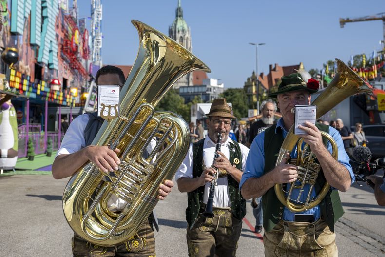 Una banda de música toca durante una rueda de prensa en la Oktoberfest, en Múnich, Alemania, el jueves 19 de septiembre de 2024. (Lennart Preiss/dpa vía AP)