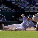 Reales ganan 6-4 a Medias Blancas; Waters rompe el empate