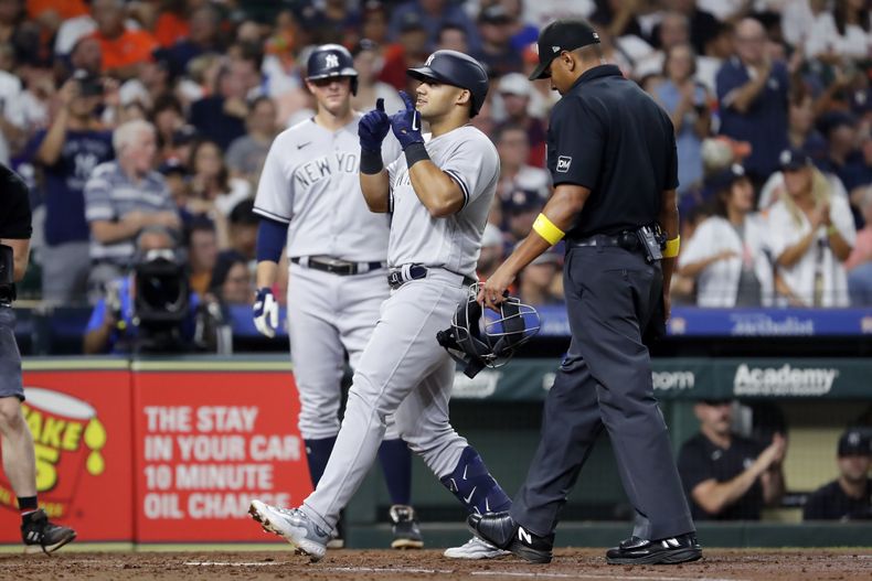 El dominicano de los Yanquis de Nueva York Jasson Domínguez, es observado por su compañero DJ LeMahieu mientras celebra al cruzar el plato luego de su cuadrangular durante el juego ante los Astros de Houston, en Houston. Domingo 3 de septiembre de 2023. (AP Foto/Michael Wyke)
