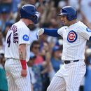 Alex Bregman (derecha), de los Cachorros de Chicago, festeja con su compañero Pete Crow-Armstrong (4) luego de conseguir un jonrón de dos carreras ante los Azulejos de Toronto, el jueves 6 de agosto de 2026 (AP Foto/Paul Beaty)