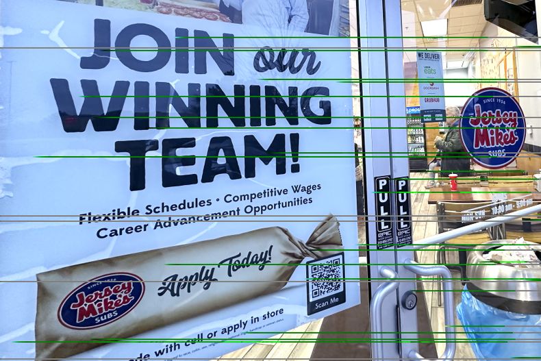 ARCHIVO - Un anuncio de vacantes es mostrado en un restaurante de Mount Prospect, Illinois, el 4 de diciembre de 2023. (AP Foto/Nam Y. Huh, archivo)